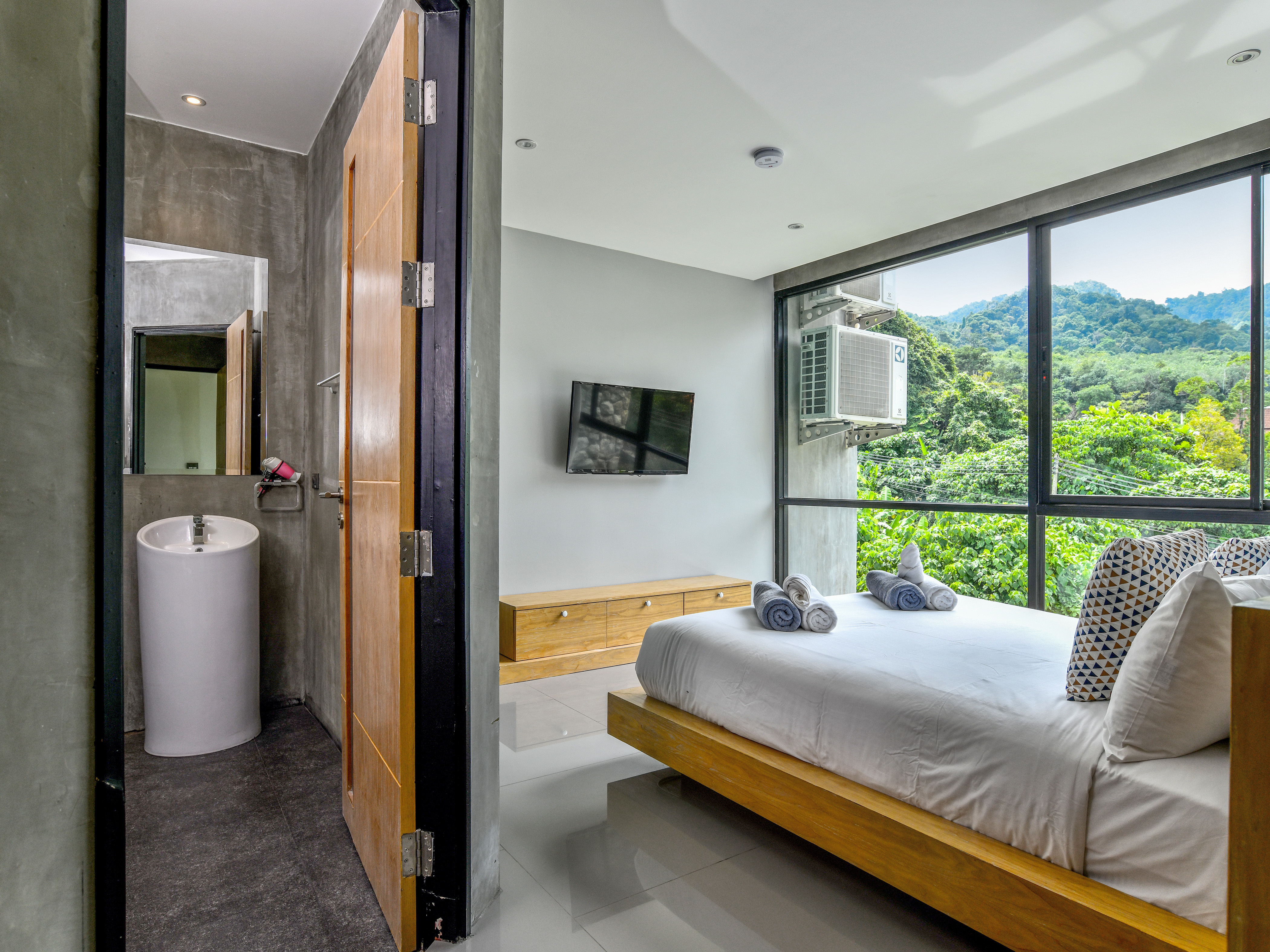 bedroom_smaller_space_1.jpg