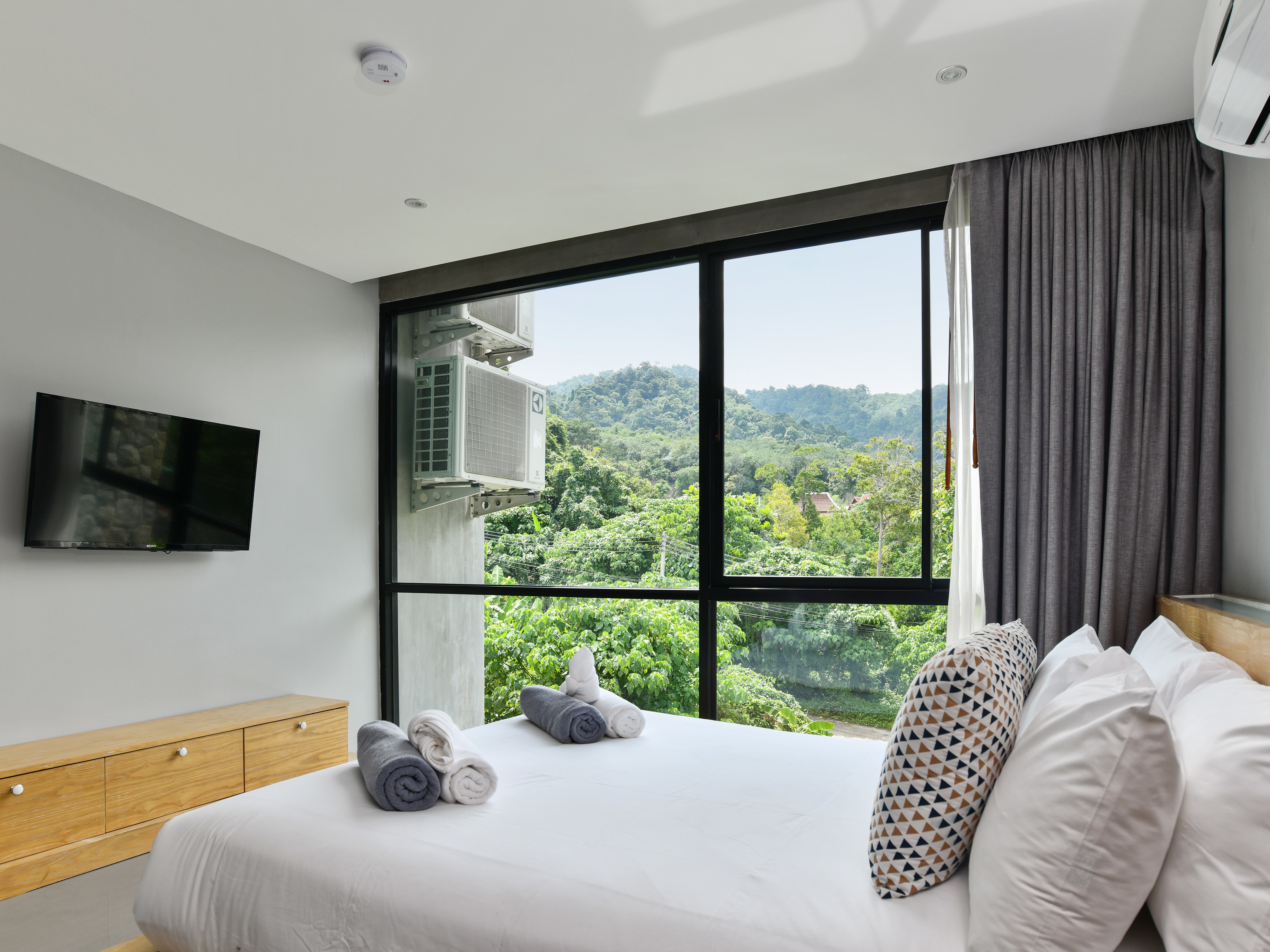bedroom_smaller_space_3.jpg